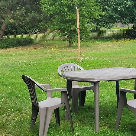 A La Salle De Jeux Et Son Jardin Autour De La Cabane Verte Динант Екстериор снимка