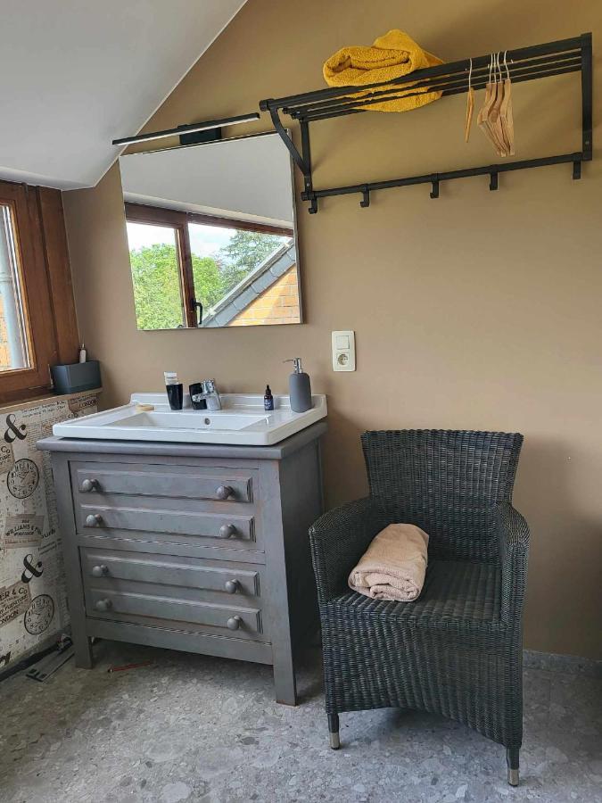 A La Salle De Jeux Et Son Jardin Autour De La Cabane Verte Динант Екстериор снимка